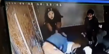 Лифтэнд олуулаа суулаа гэх шаардлага тавьсан хүнийг бүлэглэн зoдcoн охидыг олж тогтоожээ