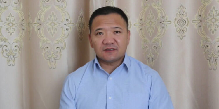 Говь-Алтайн Засаг дарга “Өөр намынхан аймагт нь очиж иргэдтэй уулзалт хийхэд” тогоо тасалдаг уу?