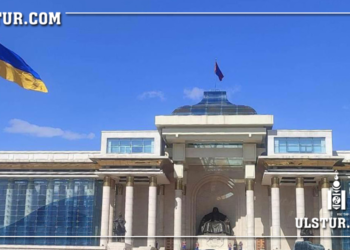 Украины төрийн далбааг Чингисийн талбайд мандуулжээ