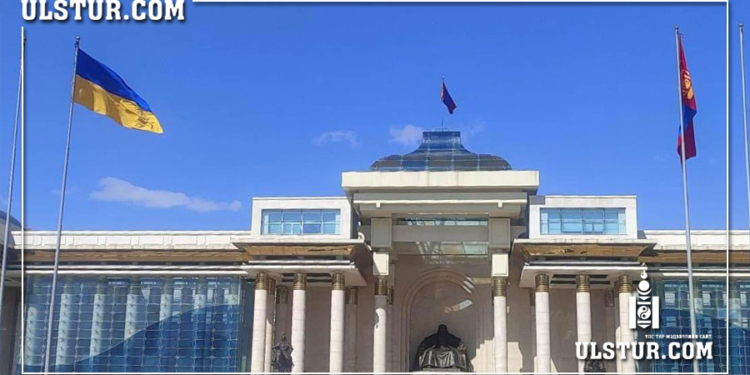 Украины төрийн далбааг Чингисийн талбайд мандуулжээ