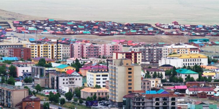 Өвөрхангайд бусдад хүчирхийлүүлсэн өсвөр насны охин өндрөөс үсэрч амиа хорлосон хэрэг гарчээ. Эх сурвалжуудын хэлснээр удаа дараа цагдаагийн байгууллагад гомдол гаргаж байжээ…