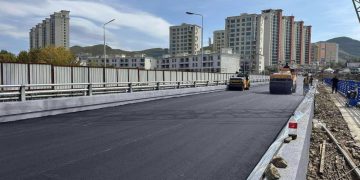 Зайсангийн хос гүүрийг асфальтаар хучиж, дуусжээ