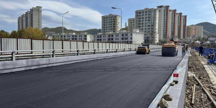 Зайсангийн хос гүүрийг асфальтаар хучиж, дуусжээ