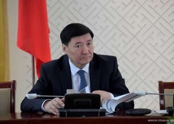 Чимээгүй амжуулагч С.Чинзориг сайд хоёр охиноо БЗС-гийн зээлээр АНУ-д сургажээ