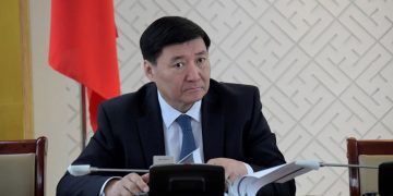 Чимээгүй амжуулагч С.Чинзориг сайд хоёр охиноо БЗС-гийн зээлээр АНУ-д сургажээ