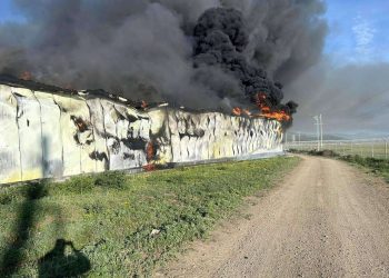 Нэг сая тахиатай “Баян” өндөгний үйлдвэрийн 8 обьект галд өртөж, одоо ч унтраагүй байна