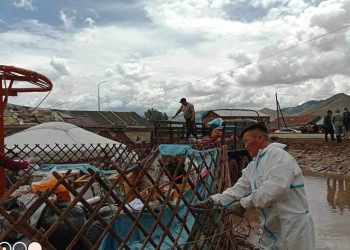 Завханы үерт автсан айл өрхийг цэргүүд нүүлгэж байна