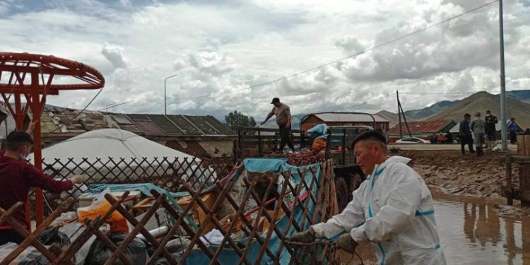 Завханы үерт автсан айл өрхийг цэргүүд нүүлгэж байна