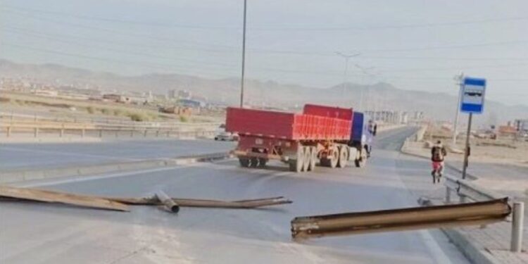 Авто замын хашлага мөргөж, эвдсэн ачааны тээврийн хэрэгслийн жолоочийг шалгаж байна