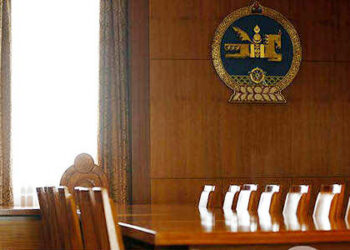 Ордоор “оролдсон” Засгийн газар огцордог